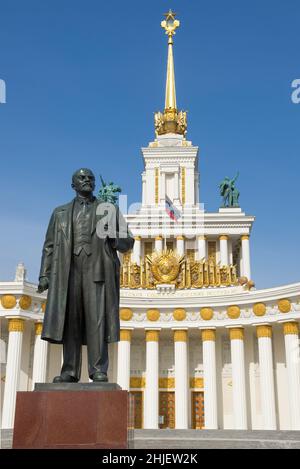 MOSKAU, RUSSLAND - 14. APRIL 2021: Denkmal für W. I. Lenin (Uljanow) vor dem Hintergrund des zentralen Pavillons der Ausstellung der Errungenschaften Stockfoto