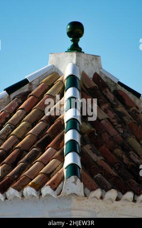 Das Dach der alten Dorfkirche, Frigiliana, Spanien. Schöne charmante Architektur in dieser kleinen Bergstadt.Vertikale Aufnahme. Stockfoto