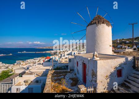 Blick auf die weiß gewaschene Windmühle mit Blick auf die Stadt, Mykonos-Stadt, Mykonos, Kykladen-Inseln, griechische Inseln, Ägäis, Griechenland, Europa Stockfoto