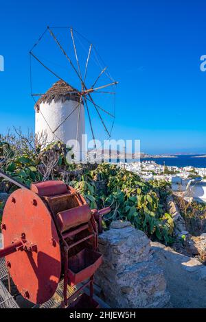 Blick auf die weiß gewaschene Windmühle mit Blick auf die Stadt, Mykonos-Stadt, Mykonos, Kykladen-Inseln, griechische Inseln, Ägäis, Griechenland, Europa Stockfoto