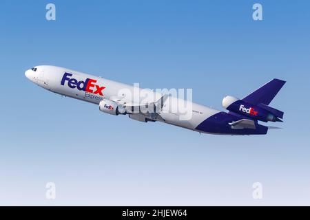 Dubai, Vereinigte Arabische Emirate - 27. Mai 2021: FedEx Express McDonnell Douglas MD-11F Flugzeug am Dubai International Airport (DXB) in der Vereinigten Arabischen EM Stockfoto