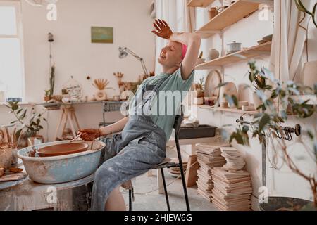 Kaukasische Kunsthandwerkerin macht Schale in Töpferwerkstatt Stockfoto