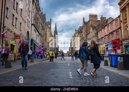 Edinburgh, Großbritannien, 22. Juni 2019: Die Royal Mile ist ein historisches und kulturelles Juwel von Edinburgh Castle bis zum Holyrood Palace für Touristen, um ihre Stadt zu erkunden Stockfoto