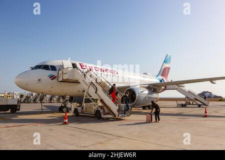 Santorini, Griechenland - 4. August 2021: Eurowings Airbus A319 Flugzeug am Flughafen Santorini (JTR) in Griechenland. Stockfoto