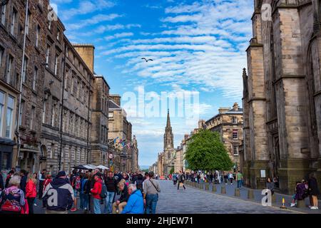 Edinburgh, Großbritannien, 22. Juni 2019: Die Royal Mile ist ein historisches und kulturelles Juwel von Edinburgh Castle bis zum Holyrood Palace für Touristen, um ihre Stadt zu erkunden Stockfoto