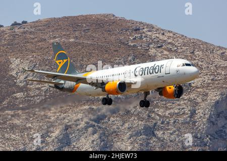 Santorini, Griechenland - 4. August 2021: Flugzeug Condor Airbus A320 am Flughafen Santorini (JTR) in Griechenland. Stockfoto