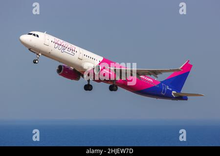 Santorini, Griechenland - 4. August 2021: Wizzair Airbus A321 am Flughafen Santorini (JTR) in Griechenland. Stockfoto