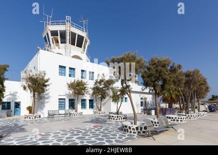 Santorini, Griechenland - 4. August 2021: Flughafen Santorini (JTR) mit altem Terminal und Turm in Griechenland. Stockfoto