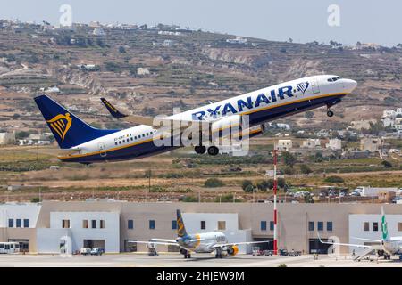 Santorini, Griechenland - 4. August 2021: Ryanair Boeing 737-800 Flugzeug auf dem Flughafen Santorini (JTR) in Griechenland. Stockfoto