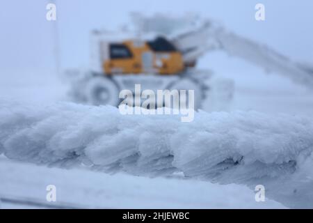 Schierke, Deutschland. 29th Januar 2022. Gefrorener Raureif bedeckt ein Geländer am Bahnhofsgebäude der Harzer Schmalspurbahn auf dem Brocken. Starke Winde und frostige Temperaturen haben eine bizarre Winterlandschaft auf dem Brocken hinterlassen. Der Wetterdienst hat für das Wochenende eine Unwetterwarnung für die höheren Berghöhen im Harz herausgegeben. Dies betrifft auch die Harzer Schmalspurbahn, die als Vorsichtsmaßnahme den Zugverkehr eingestellt hat. Quelle: Matthias Bein/dpa-Zentralbild/dpa/Alamy Live News Stockfoto