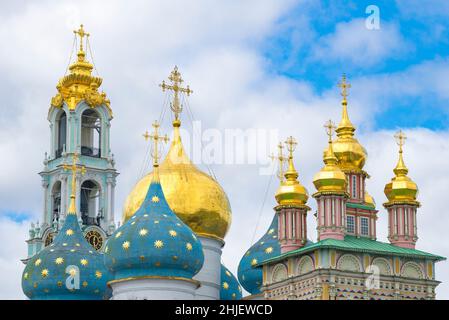 Kuppeln der Heiligen Dreifaltigkeit Sergius Lavra an einem Aprilnachmittag. Sergiev Posad. Region Moskau, Russland Stockfoto