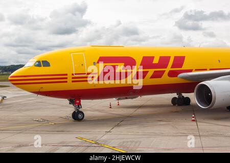 Mulhouse, Frankreich - 20. September 2021: DHL European Air Transport Airbus A300-600F Flugzeug am EuroAirport (EAP) in Frankreich. Stockfoto