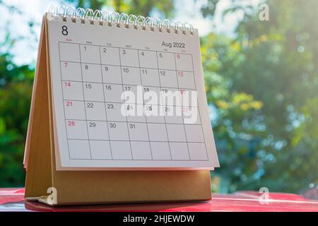 Weißer Kalender für August 2022 auf grünem Hintergrund. Neujahrskonzept Stockfoto