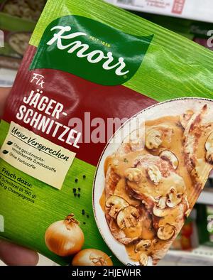 Deutschland, Viersen - Januar 9. 2022: Nahaufnahme der Packung knorr jager Schnitzel fertige Gewürzmischung im Regal des deutschen Supermarkts Stockfoto