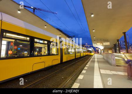 Berlin, Deutschland - 22. April 2021: Tram Bombardier Flexity Stadtbahn öffentlicher Verkehr Hauptbahnhof in Berlin, Deutschland. Stockfoto