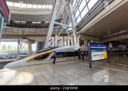 Peking, China – 29. September 2019: Zug Fuxing Hochgeschwindungs-Zug Schnellzug LKW Bahnhof Beijing South Railway Station in Peking, China. Stockfoto