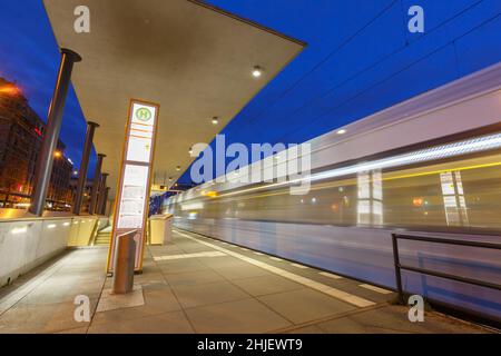 Berlin, Deutschland - 22. April 2021: Straßenbahn Stadtbahn öffentlicher Verkehr Hauptbahnhof in Berlin, Deutschland. Stockfoto