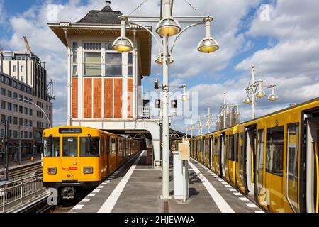 Berlin, Deutschland - 23. April 2021: U-Bahn-Station Warschauer Straße in Berlin, Deutschland. Stockfoto