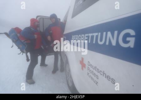 Schierke, Deutschland. 29th Januar 2022. Als Vorsichtsmaßnahme sind Mitarbeiter der Harzer Bergwacht auf dem Brocken stationiert. Starke Winde und frostige Temperaturen haben eine bizarre Winterlandschaft auf dem Brocken hinterlassen. Der Wetterdienst hat für das Wochenende eine Unwetterwarnung für die höheren Berghöhen im Harz herausgegeben. Dies betrifft auch die Harzer Schmalspurbahn, die als Vorsichtsmaßnahme den Zugverkehr eingestellt hat. Quelle: Matthias Bein/dpa-Zentralbild/dpa/Alamy Live News Stockfoto