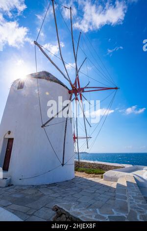 Blick auf Windmühle und Ägäis im Hintergrund, Mykonos-Stadt, Mykonos, Kykladen-Inseln, griechische Inseln, Ägäis, Griechenland, Europa Stockfoto