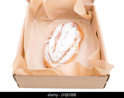 Apfelkuchen im Karton erhitzen. Isoliert auf weißem Hintergrund. Stockfoto
