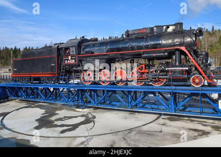 RUSKEALA, RUSSLAND - 07. OKTOBER 2021: Lokomotive des Touristenzuges 'Ruskeala Express' - Dampflokomotive L-4429 auf dem Wendetisch auf einem sonnigen O Stockfoto