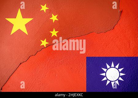 Rissige bemalte Wand mit China- und Taiwan-Fahnen Stockfoto