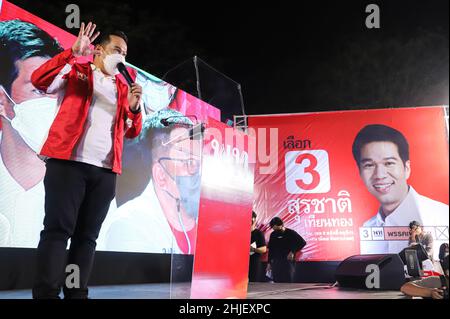 Bangkok, Thailand. 28th Januar 2022. Die letzte Wahlkampfrede der Pheu Thai Party vor der Nachwahl im Wahlkreis 9 in Bangkok, Bezirk Chatuchak - Laksi, von Surachat Thienthong und Parteimitgliedern im Thung Song Hong Community Housing Park. (Foto: Adirach Toumlamoon/Pacific Press) (Foto: Adirach Toumlamoon/Pacific Press) Quelle: Pacific Press Media Production Corp./Alamy Live News Stockfoto