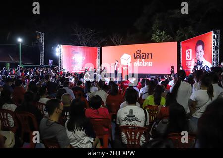 Bangkok, Thailand. 28th Januar 2022. Die letzte Wahlkampfrede der Pheu Thai Party vor der Nachwahl im Wahlkreis 9 in Bangkok, Bezirk Chatuchak - Laksi, von Surachat Thienthong und Parteimitgliedern im Thung Song Hong Community Housing Park. (Foto: Adirach Toumlamoon/Pacific Press) (Foto: Adirach Toumlamoon/Pacific Press) Quelle: Pacific Press Media Production Corp./Alamy Live News Stockfoto