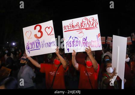 Bangkok, Thailand. 28th Januar 2022. Die letzte Wahlkampfrede der Pheu Thai Party vor der Nachwahl im Wahlkreis 9 in Bangkok, Bezirk Chatuchak - Laksi, von Surachat Thienthong und Parteimitgliedern im Thung Song Hong Community Housing Park. (Foto: Adirach Toumlamoon/Pacific Press) (Foto: Adirach Toumlamoon/Pacific Press) Quelle: Pacific Press Media Production Corp./Alamy Live News Stockfoto