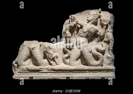 Altes römisches Relief, das den Kampf der Athene und der Giganten darstellt. 2nd. Jh. n. Chr. aus Aphrodisias (Geyre, Aydın). Stockfoto