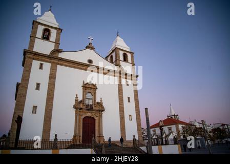 Die Igreja Matriz und Santa Maria da Devesa der Altstadt von Castelo de Vide in Alentejo in Portugal. Portugal, Castelo de Vide, Oktober 2021 Stockfoto