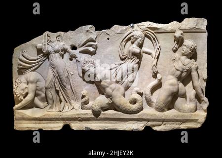 Altes römisches Relief, das den Kampf der Athene und der Giganten darstellt. 2nd. Jh. n. Chr. aus Aphrodisias (Geyre, Aydın). Stockfoto