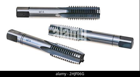 Set aus Bodenzapfhähnen, Stopfen und Kegelzapfhähnen isoliert auf weißem Hintergrund. Nahaufnahme eines Sets scharfer Schneidwerkzeuge aus Stahl zum manuellen Gewindebohren. Stockfoto