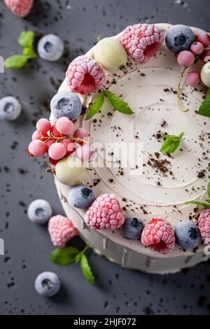 Frischer Kuchen mit Blaubeeren und Himbeeren. Hausgemachter Kuchen mit Beeren. Stockfoto
