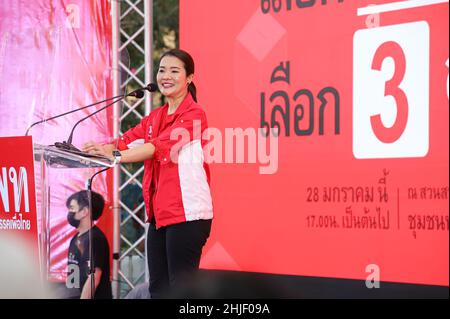 Bangkok, Thailand. 28th Januar 2022. Die letzte Wahlkampfrede der Pheu Thai Party vor der Nachwahl im Wahlkreis 9 in Bangkok, Bezirk Chatuchak - Laksi, von Surachat Thienthong und Parteimitgliedern im Thung Song Hong Community Housing Park. (Bild: © Adirach Toumlamoon/Pacific Press via ZUMA Press Wire) Stockfoto