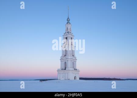 Der alte untergetauchte Glockenturm der St. Nikolaus Kathedrale auf dem Uglich Stausee an einem Januarmorgen. Kalyazin. Region Twer, Russland Stockfoto