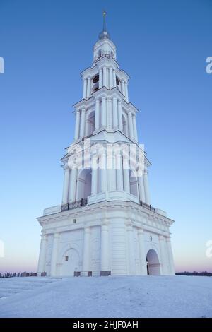 Der alte untergetauchte Glockenturm der St. Nicholkkathedrale am Uglich-Stausee wurde am Januarmorgen aus der Nähe aufgenommen. Kalyazin. Region Twer, Russland Stockfoto