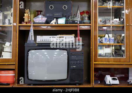 Russland, Sotschi 22.01.2021. Ein alter sowjetischer Fernseher steht in einem Retro-Schrank mit altmodischem Dekor. Vintage Dekoration der UdSSR Stockfoto