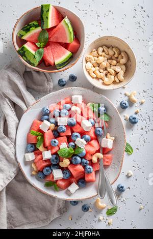 Köstlicher Wassermelonensalat mit Heidelbeeren und Cashewnüssen. Wassermelonensalat mit Nüssen und Beeren Stockfoto