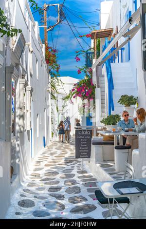 Blick auf die enge gepflasterte Straße und das Café, Mykonos-Stadt, Mykonos, Kykladen-Inseln, griechische Inseln, Ägäis, Griechenland, Europa Stockfoto