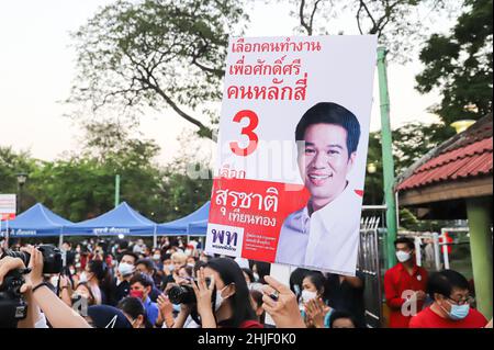 Bangkok, Bangkok, Thailand. 28th Januar 2022. Die letzte Wahlkampfrede der Pheu Thai Party vor der Nachwahl im Wahlkreis 9 in Bangkok, Bezirk Chatuchak - Laksi, von Surachat Thienthong und Parteimitgliedern im Thung Song Hong Community Housing Park. (Bild: © Adirach Toumlamoon/Pacific Press via ZUMA Press Wire) Stockfoto