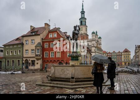 4. Januar 2021 - Poznan, Polen: Der Apollo-Brunnen - einer der vier Brunnen auf dem alten Renaissance-Markt in Poznan Stockfoto