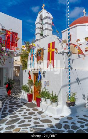 Blick auf die Kapelle in einer engen gepflasterten Straße, Mykonos-Stadt, Mykonos, Kykladen-Inseln, Griechische Inseln, Ägäis, Griechenland, Europa Stockfoto