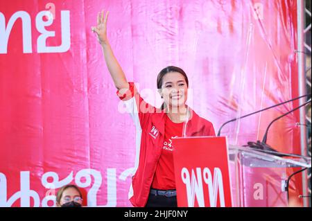 Bangkok, Thailand. 28th Januar 2022. Die letzte Wahlkampfrede der Pheu Thai Party vor der Nachwahl im Wahlkreis 9 in Bangkok, Bezirk Chatuchak - Laksi, von Surachat Thienthong und Parteimitgliedern im Thung Song Hong Community Housing Park. (Bild: © Adirach Toumlamoon/Pacific Press via ZUMA Press Wire) Stockfoto