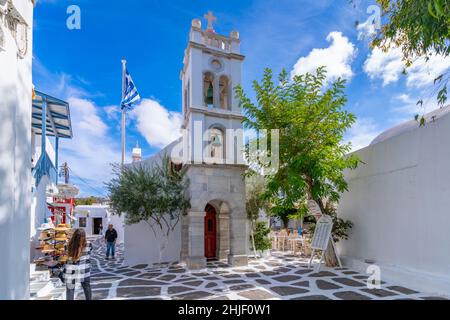 Blick auf die Metropolitan Church in der Kopfsteinpflasterstraße, Mykonos-Stadt, Mykonos, Kykladen-Inseln, griechische Inseln, Ägäis, Griechenland, Europa Stockfoto