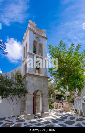 Blick auf die Metropolitan Church in der Kopfsteinpflasterstraße, Mykonos-Stadt, Mykonos, Kykladen-Inseln, griechische Inseln, Ägäis, Griechenland, Europa Stockfoto