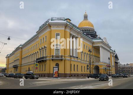 SANKT PETERSBURG, RUSSLAND - 12. JANUAR 2022: Haus mit Löwen (architektonisches Denkmal, ehemalige Adelsresidenz des Grafen Lobanov-Rostowski) am Januar Stockfoto