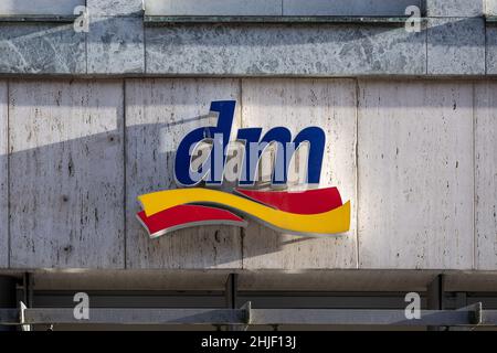 Lübeck, 15. Januar 2022: dm-Logo in sonniger Seitenbeleuchtung an einer Gebäudefassade, Markenzeichen des drogerie markt, einer Kette von Einzelhandelsgeschäften Stockfoto