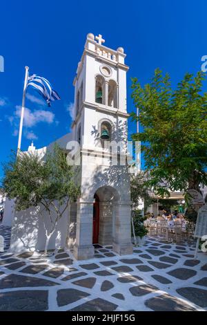 Blick auf die Metropolitan Church in der Kopfsteinpflasterstraße, Mykonos-Stadt, Mykonos, Kykladen-Inseln, griechische Inseln, Ägäis, Griechenland, Europa Stockfoto